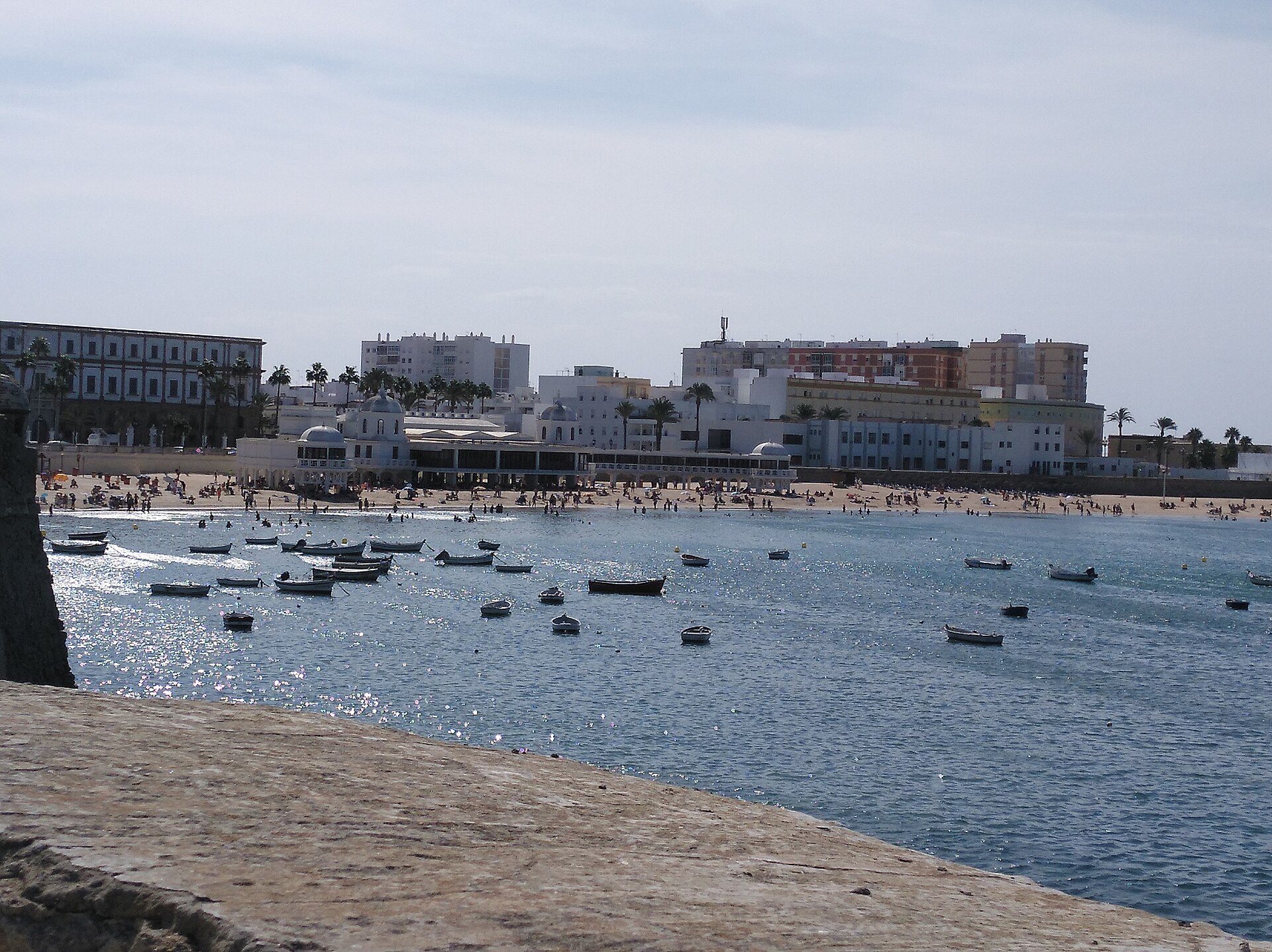 La playa de La Caleta y la Bahía de Cádiz, con el antiguo Balneario de la Palma